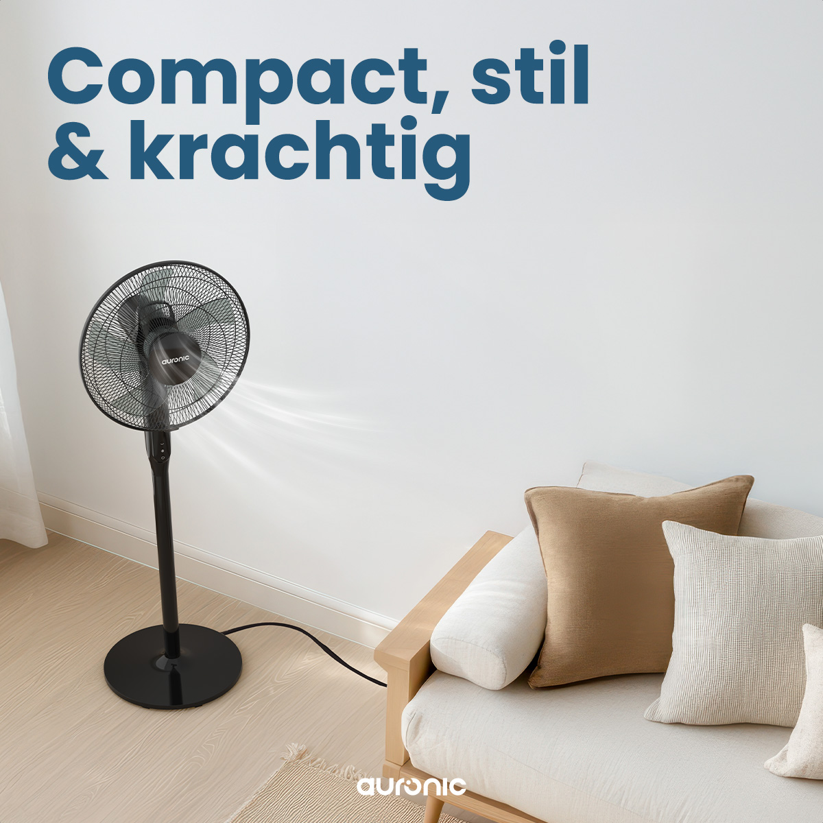 Ventilateur noir sur pied. Texte : Compact, silencieux et puissant. Canapé, coussins et mur.