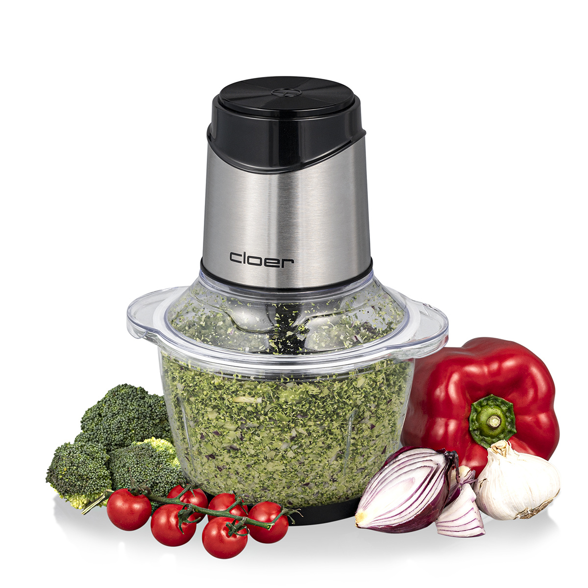 Silberner Foodprocessor mit transparentem Behälter mit gehacktem Gemüse. Gemüse umgibt den Prozessor.