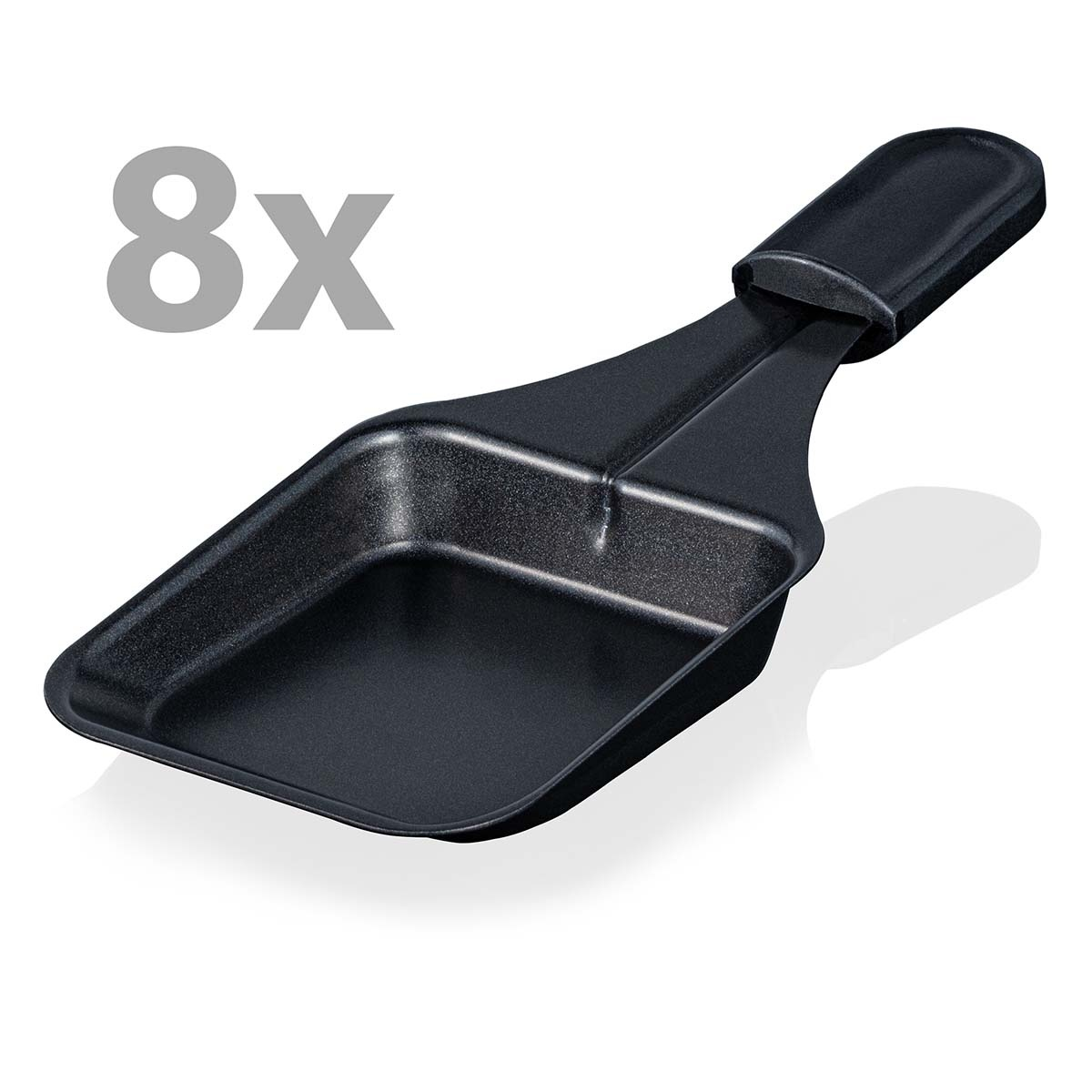 Una padella per raclette nera, con un manico. Il testo '8x' è nell'angolo in alto a sinistra, su uno sfondo bianco.