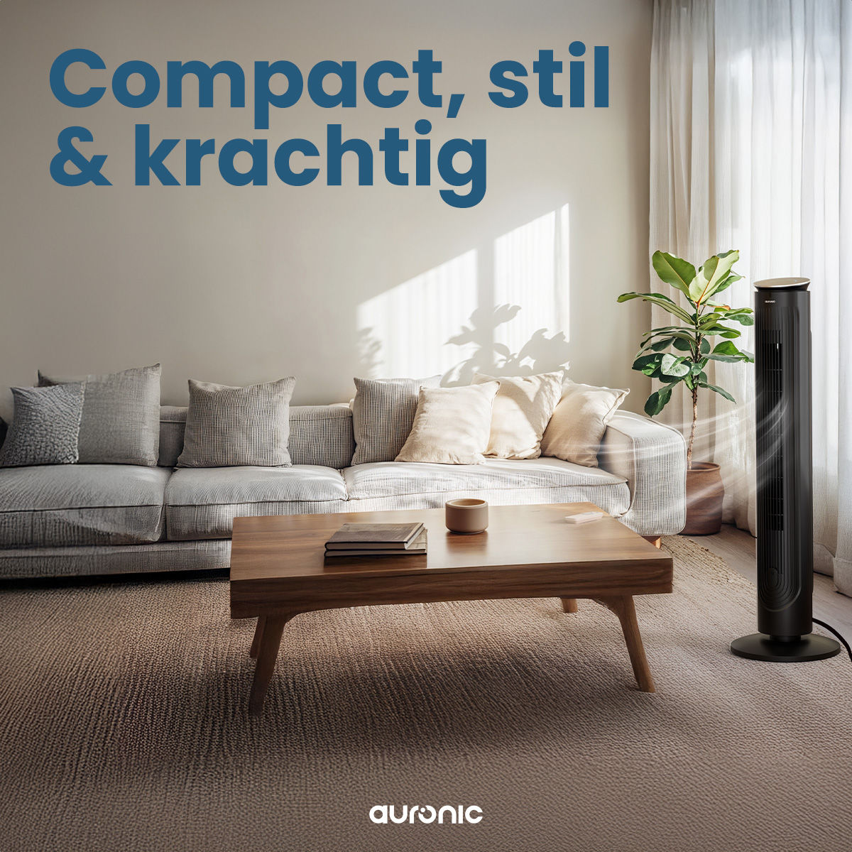 Ein Raum mit einem schwarzen Turmventilator und einem Sofa. Der Text lautet Kompakt, leise & kraftvoll.