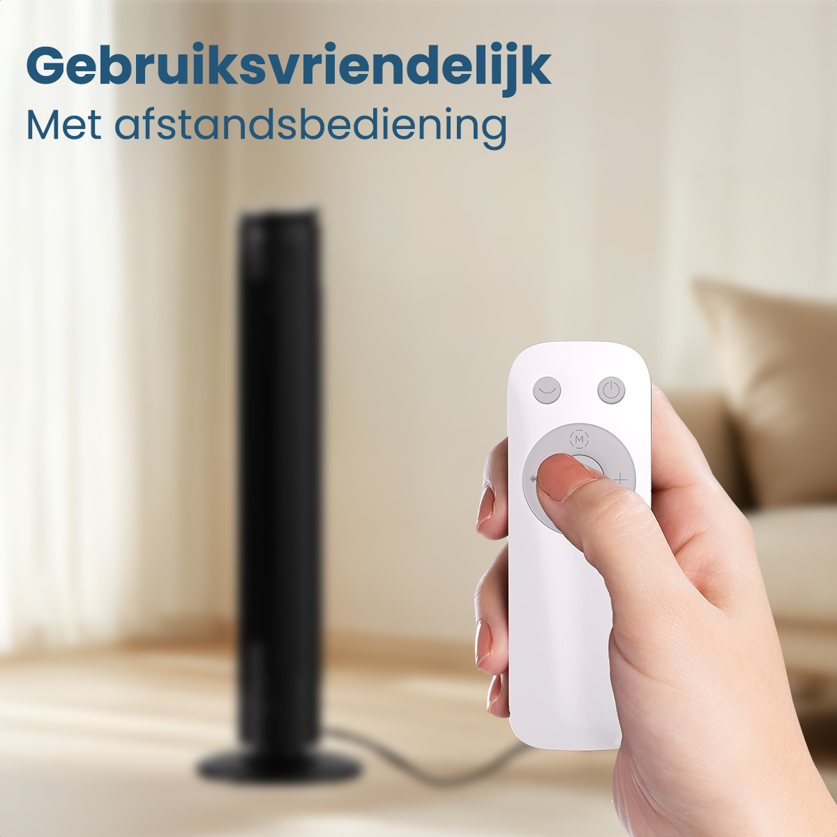 Hand hält eine weiße Fernbedienung vor einem schwarzen Ventilator, verschwommener Rauminnenraum.