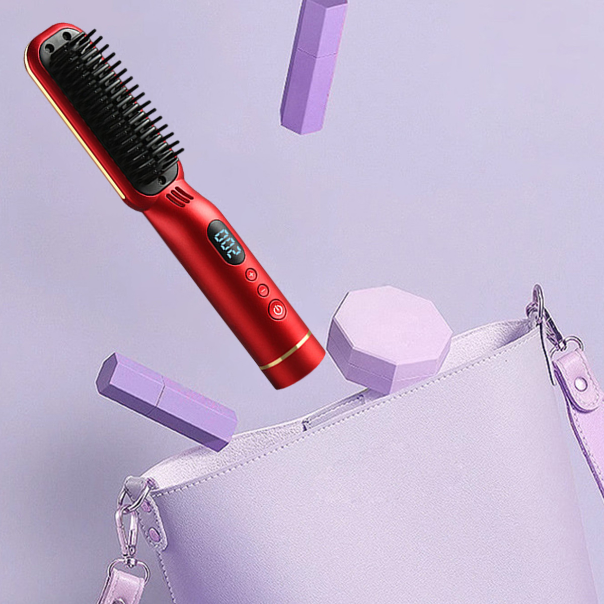 Roter Haarglätter mit einem Bildschirm. Er fällt aus einer lila Tasche mit anderen Kosmetika. Lila Hintergrund.