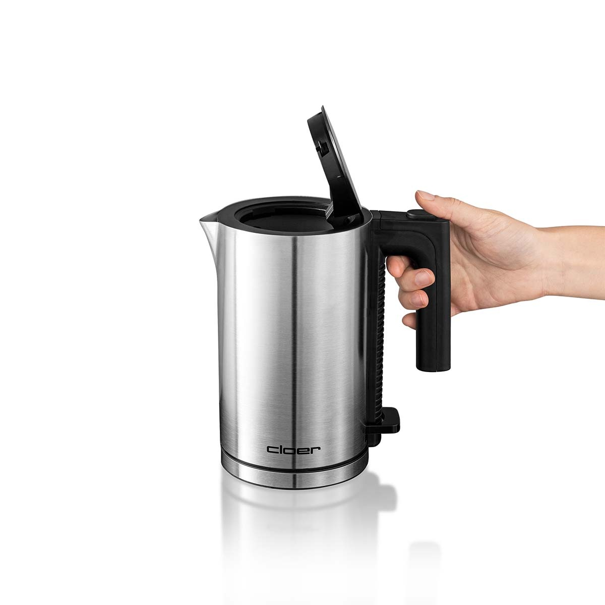 Bollitore elettrico con coperchio aperto, mano che tiene il manico.