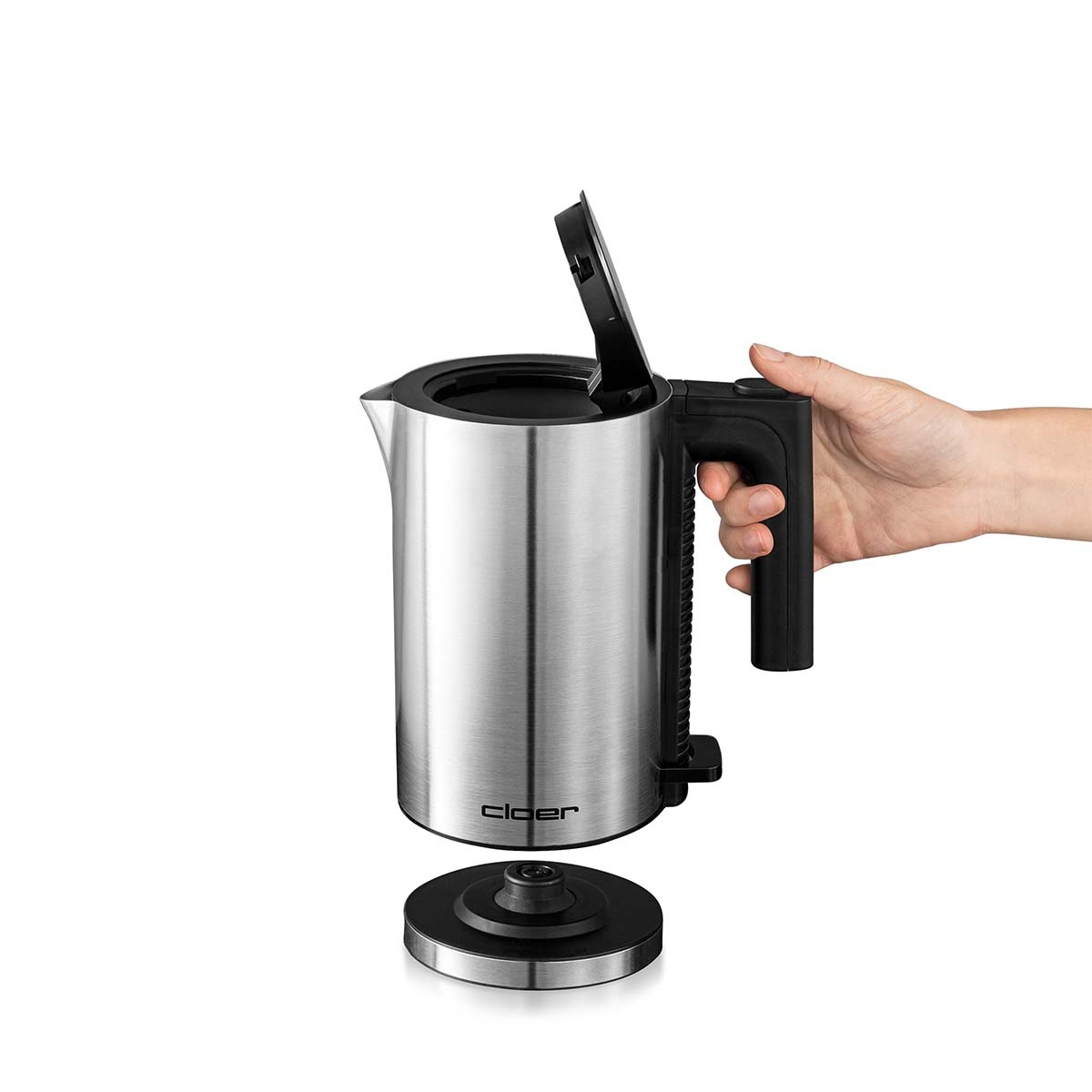 Un bollitore elettrico in acciaio inossidabile con coperchio aperto. Manico e base neri, sfondo bianco.