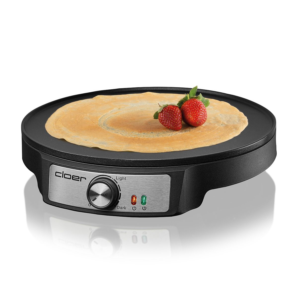 Una crepiera con una crepe e due fragole sopra. Superficie nera.