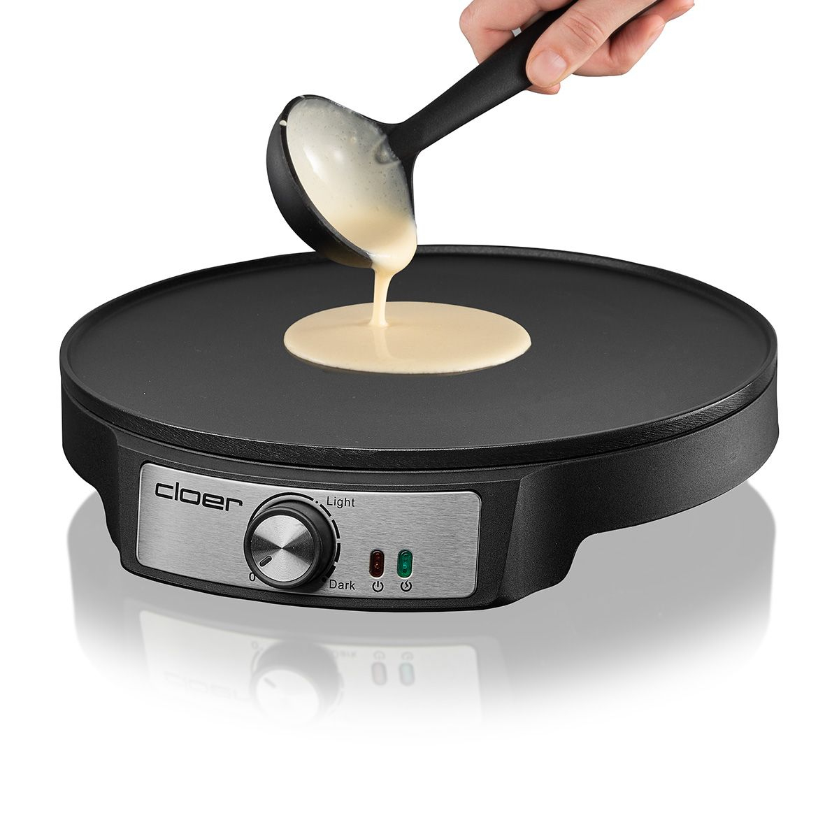 Macchina per pancake nera con pastella versata sulla superficie, sfondo bianco.