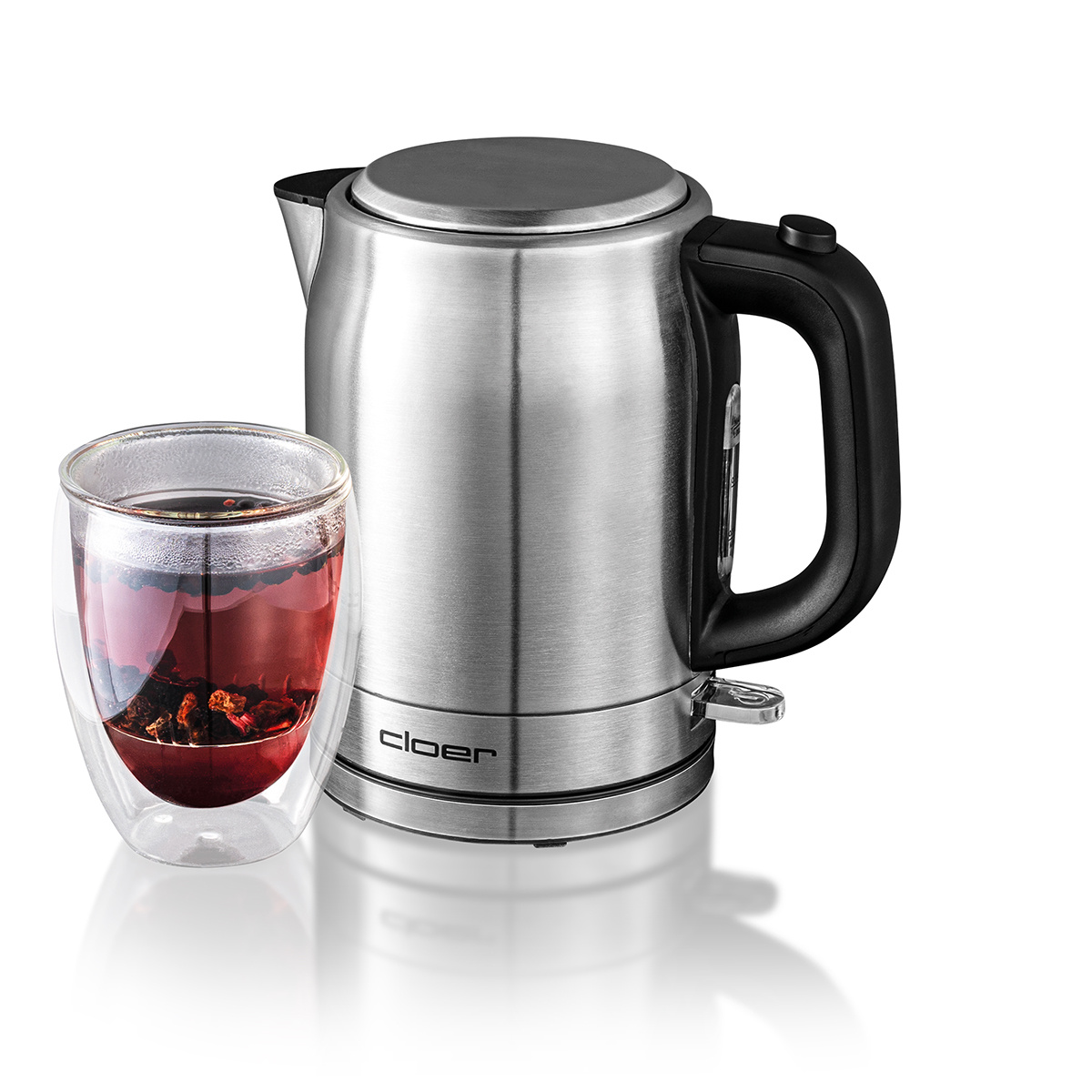 Czajnik elektryczny ze stali nierdzewnej i szklanka herbaty. Białe tło.