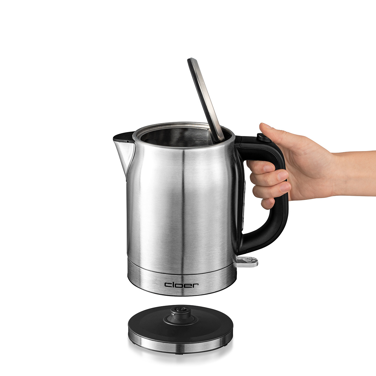 Otwarty czajnik elektryczny, stal nierdzewna, czarny uchwyt, na białym tle.