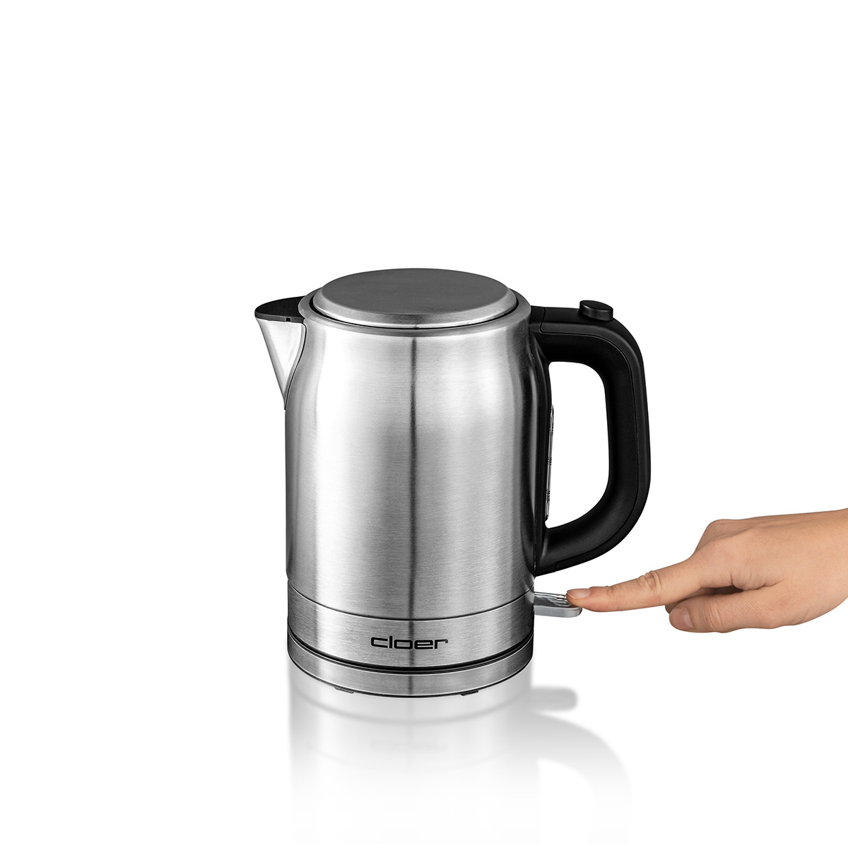 Ręka włącza czajnik elektryczny ze stali nierdzewnej. Białe tło.