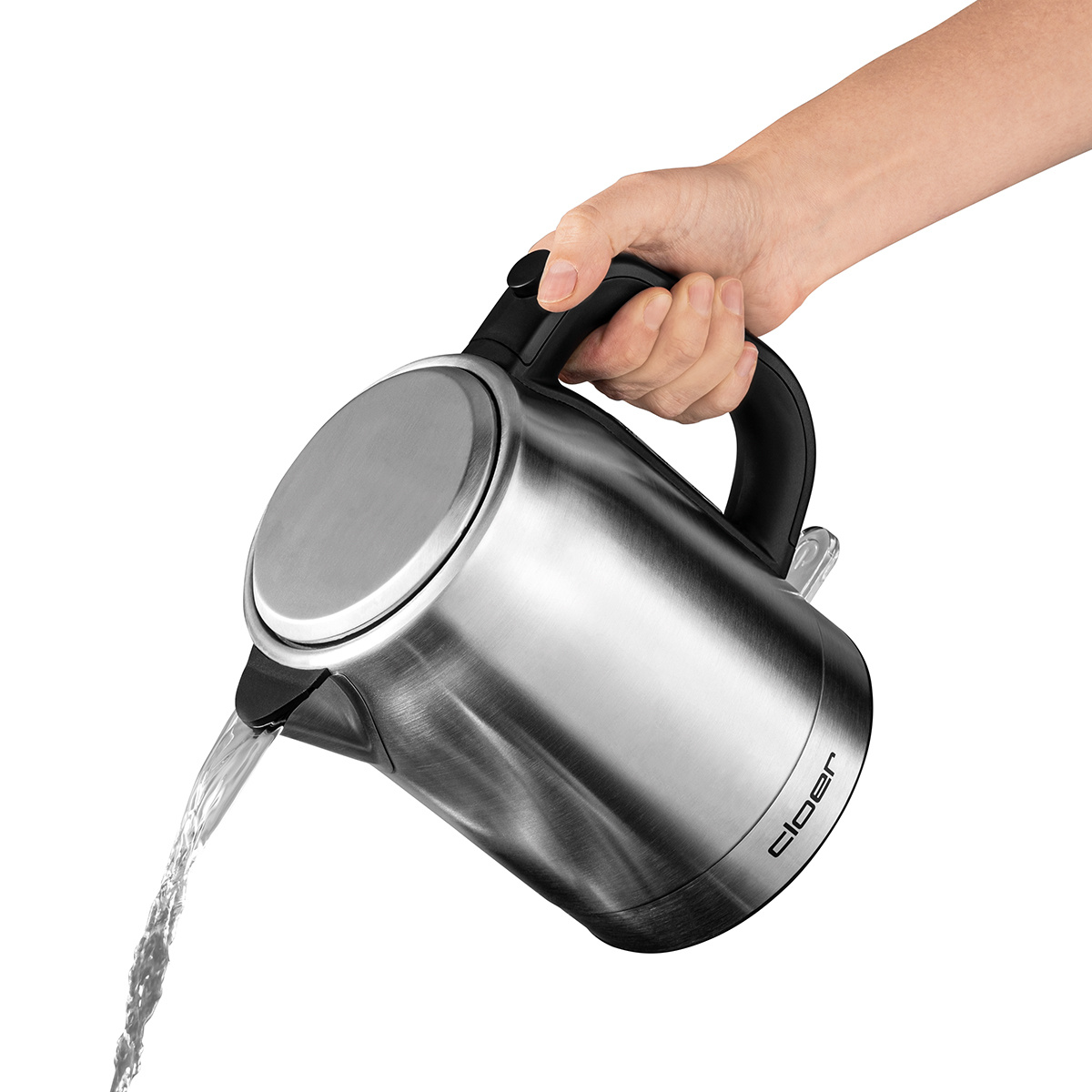 Ręka nalewa wodę ze srebrnego czajnika elektrycznego, z czarnym uchwytem, na białym tle.