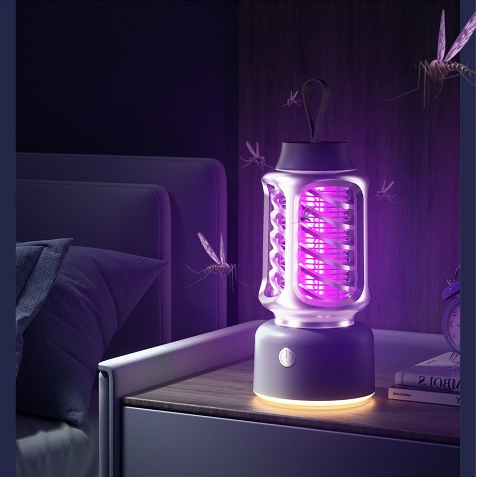 Eine violette Insektenvernichterlampe auf einem Nachttisch, um die Moskitos fliegen.