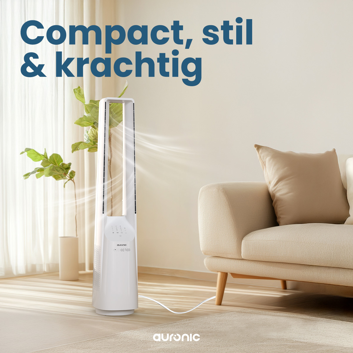 Ein weißer, blattloser Ventilator steht in einem Raum mit Sofa und Pflanze und vermittelt die Idee von kompakt, leise und kraftvoll.