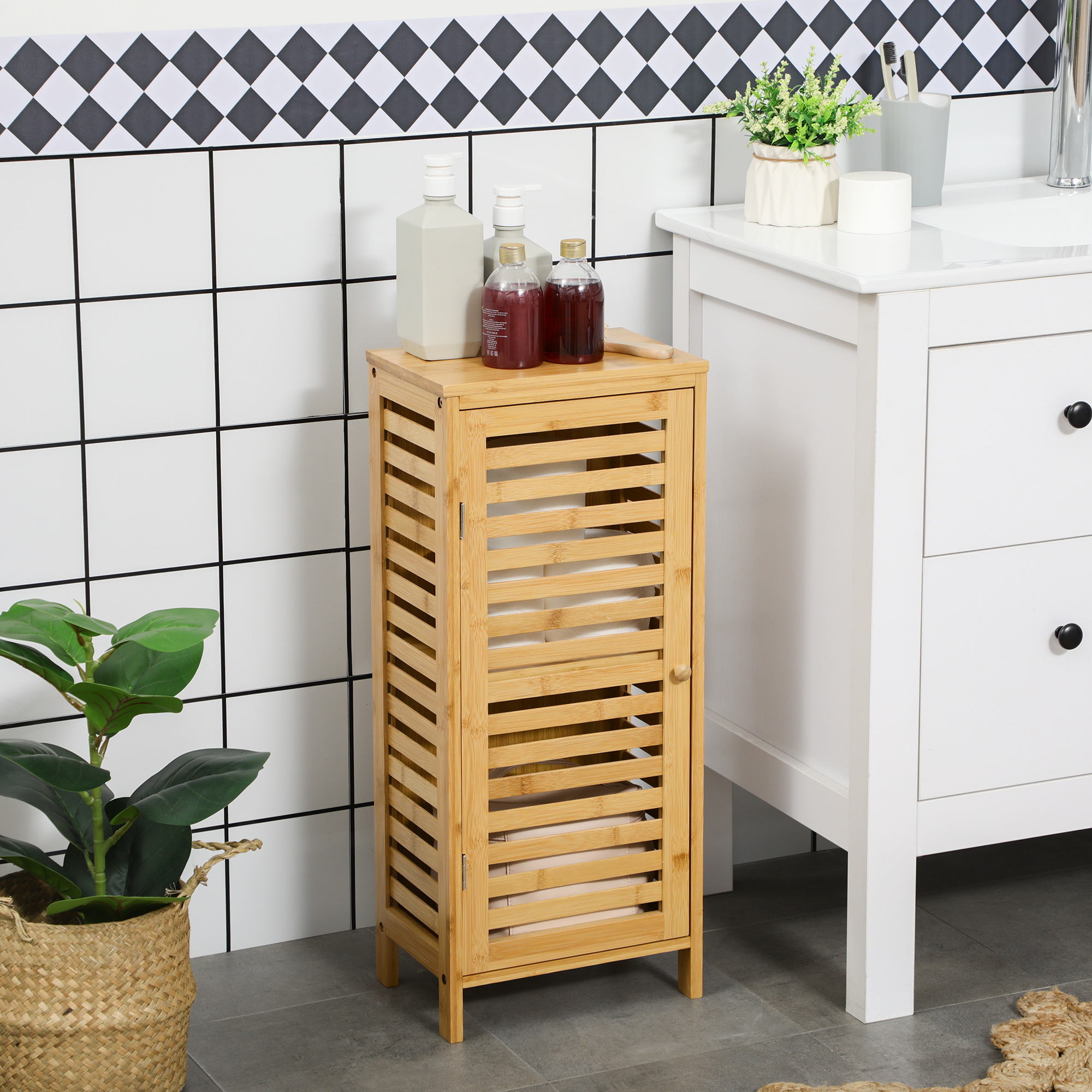 Hölzerner Aufbewahrungsschrank mit Lamellentür und Regalen, der Toilettenpapierrollen enthält. Badezimmerumgebung.