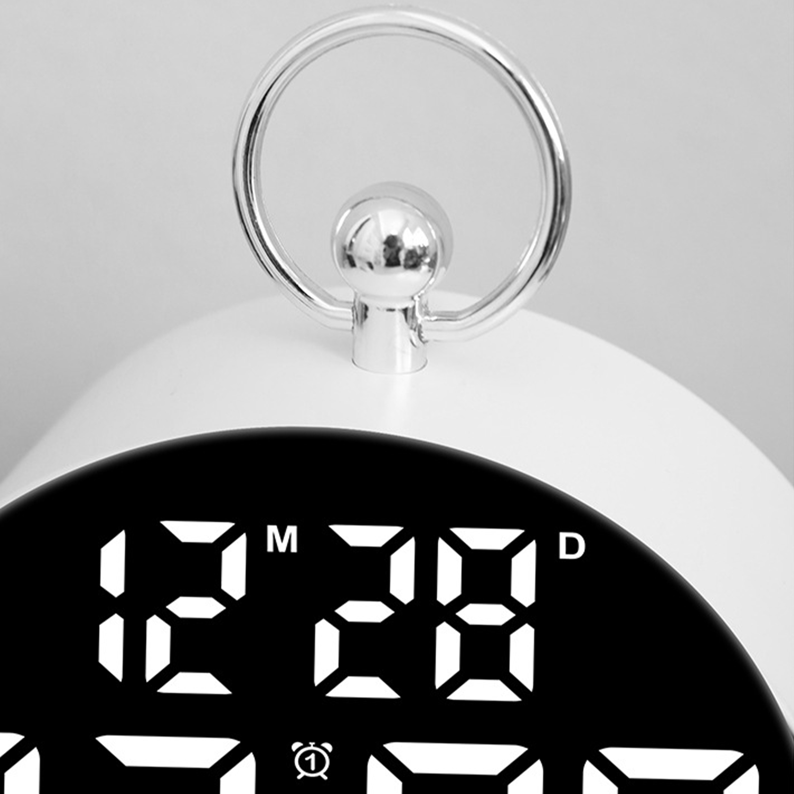 Nahaufnahme einer Digitaluhr, die die Uhrzeit und das Datum anzeigt.