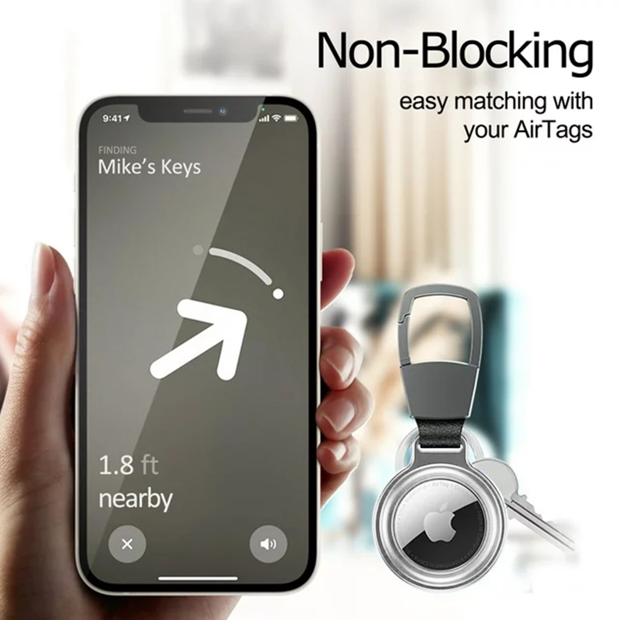 Eine Person hält ein Smartphone, das eine Karte mit einem Pfeil zu einem AirTag anzeigt. Ein Schlüsselanhänger wird ebenfalls gezeigt.