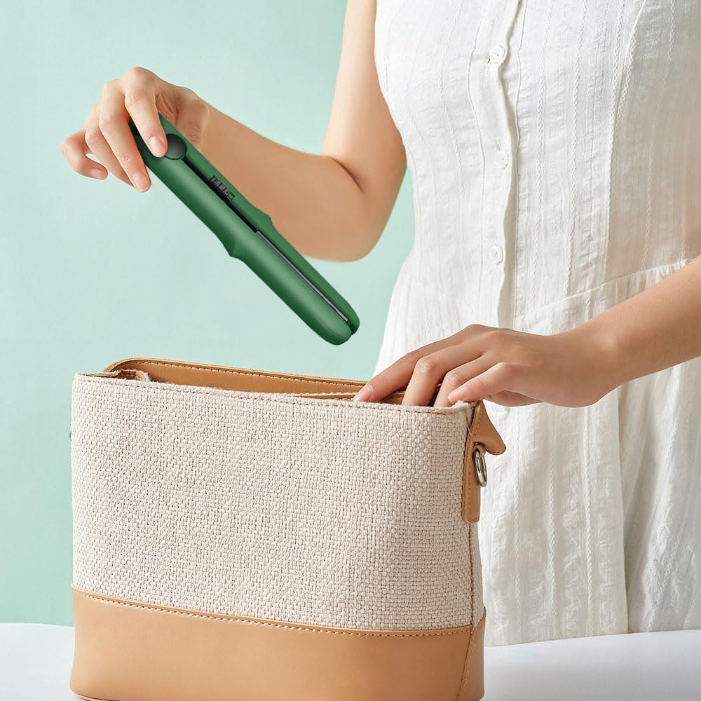Eine Frau legt ein grünes Glätteisen in eine beige Handtasche auf türkisfarbenem Hintergrund.