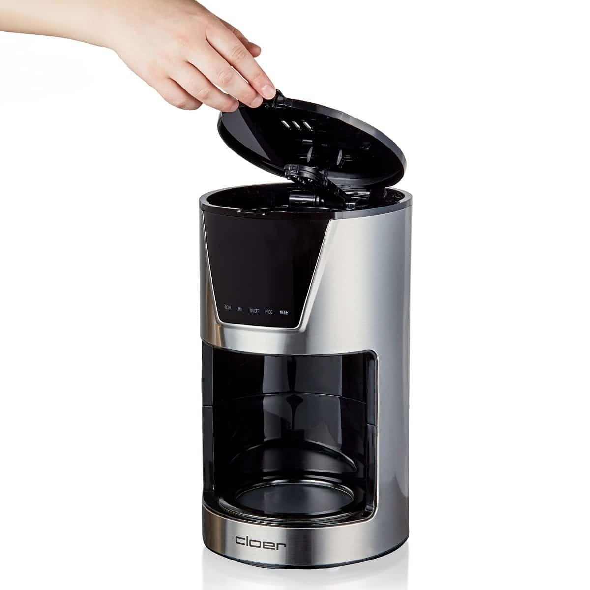 Ręka otwiera pokrywę srebrno-czarnego ekspresu do kawy z wyświetlaczem cyfrowym.