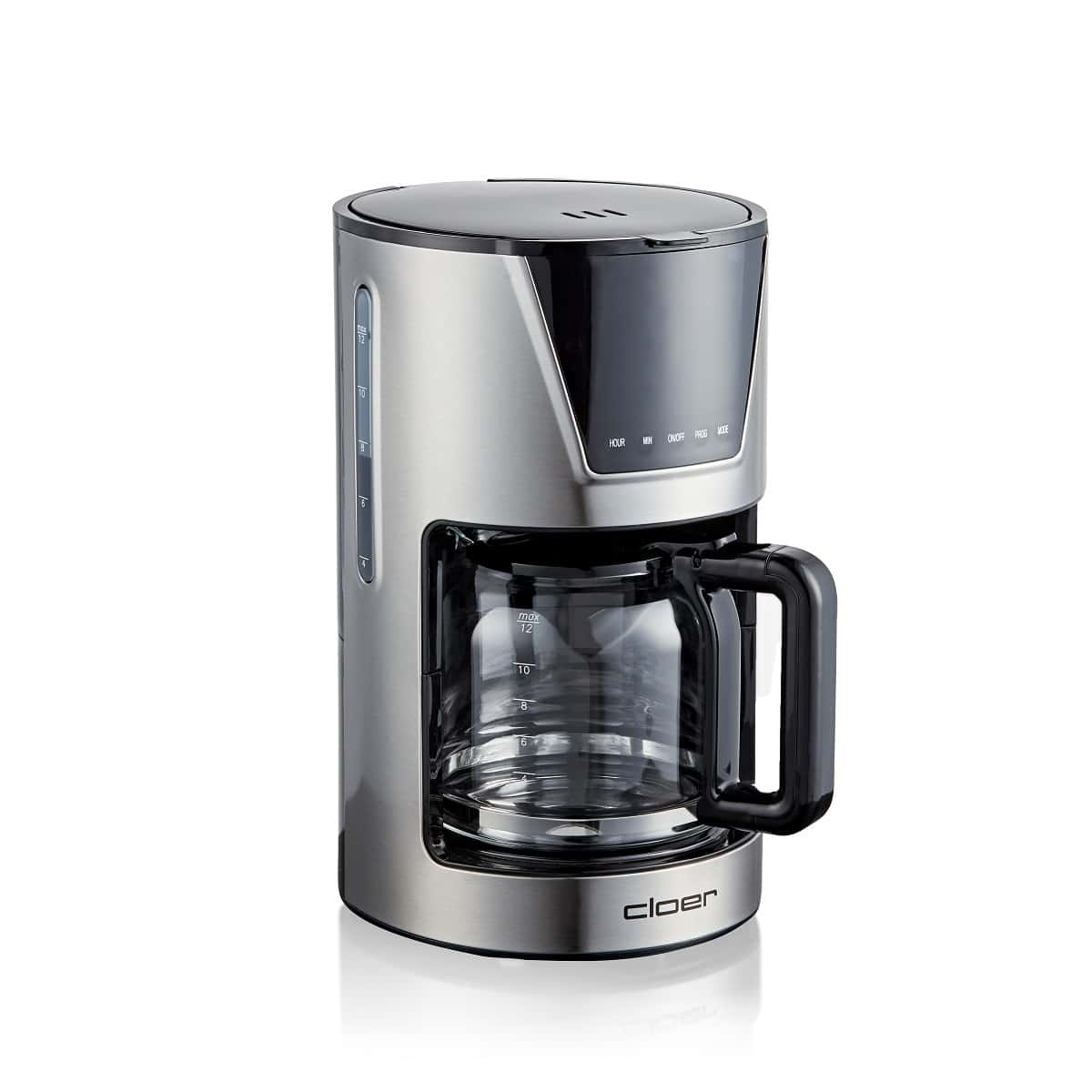 Srebrno-czarny ekspres do kawy ze szklaną karafką. Jest na białym tle.