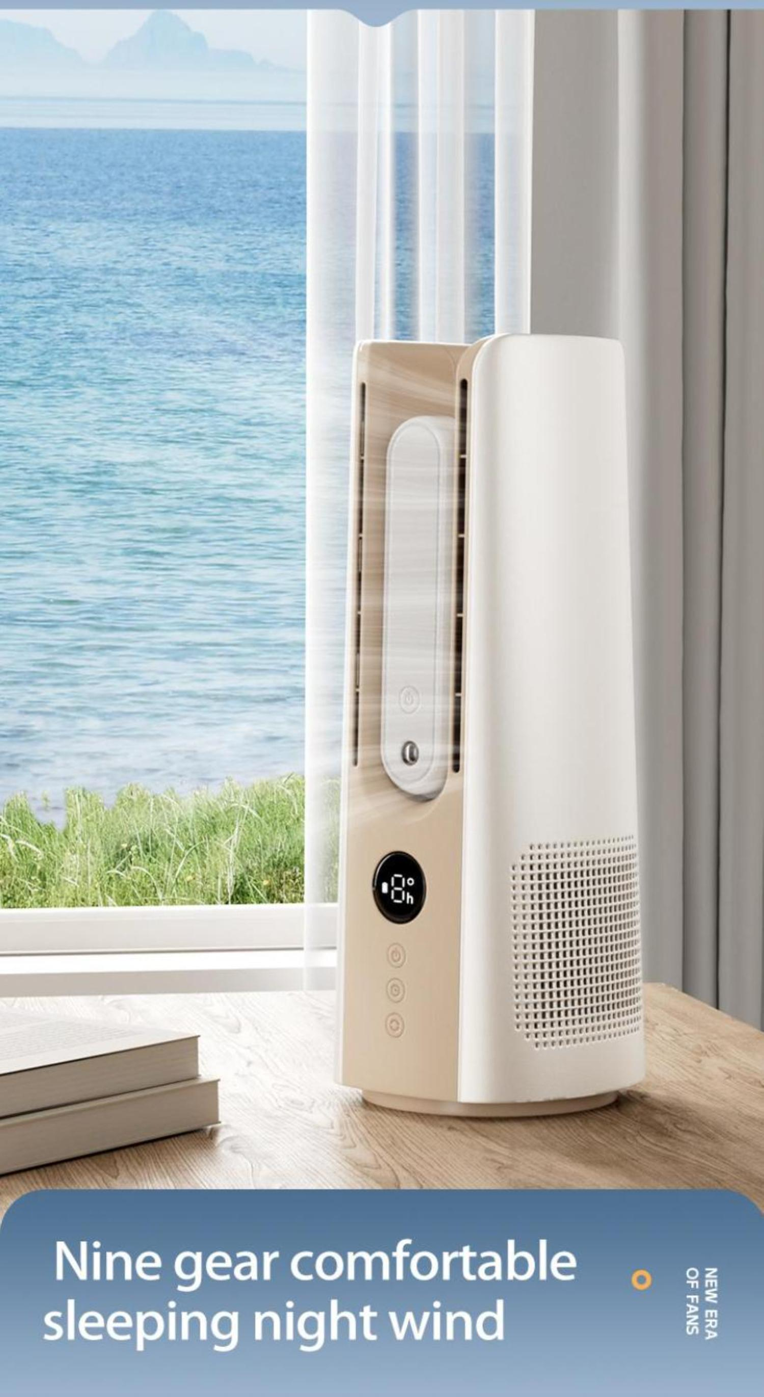 Beige und weißer Luftkühler auf einem Holztisch, mit Fenster und Meerblick im Hintergrund.