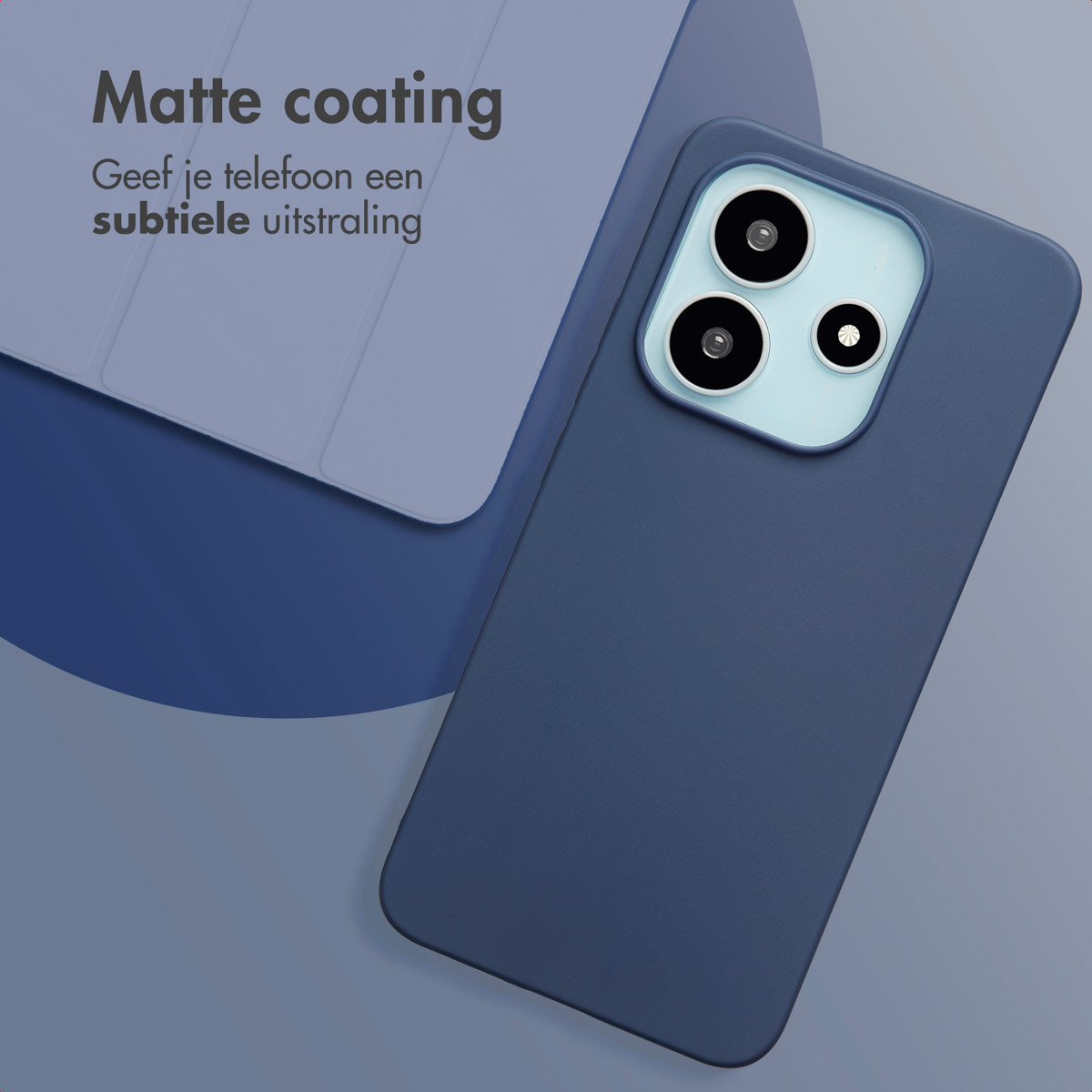 Coque de téléphone bleue sur une surface, montrant l'arrière avec un revêtement mat subtil.