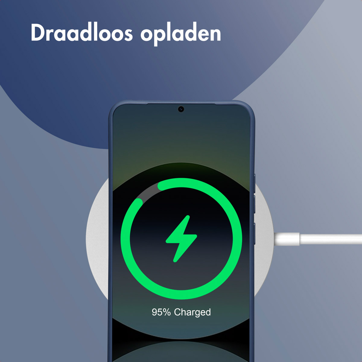 Un téléphone se chargeant sans fil, affichant un symbole d'éclair vert à l'écran.