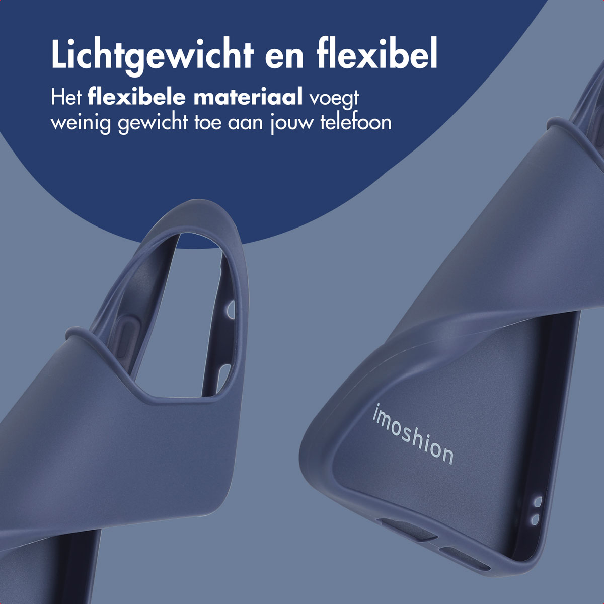 Coque de téléphone bleu foncé avec logo Imoshion, pliée pour montrer la flexibilité.