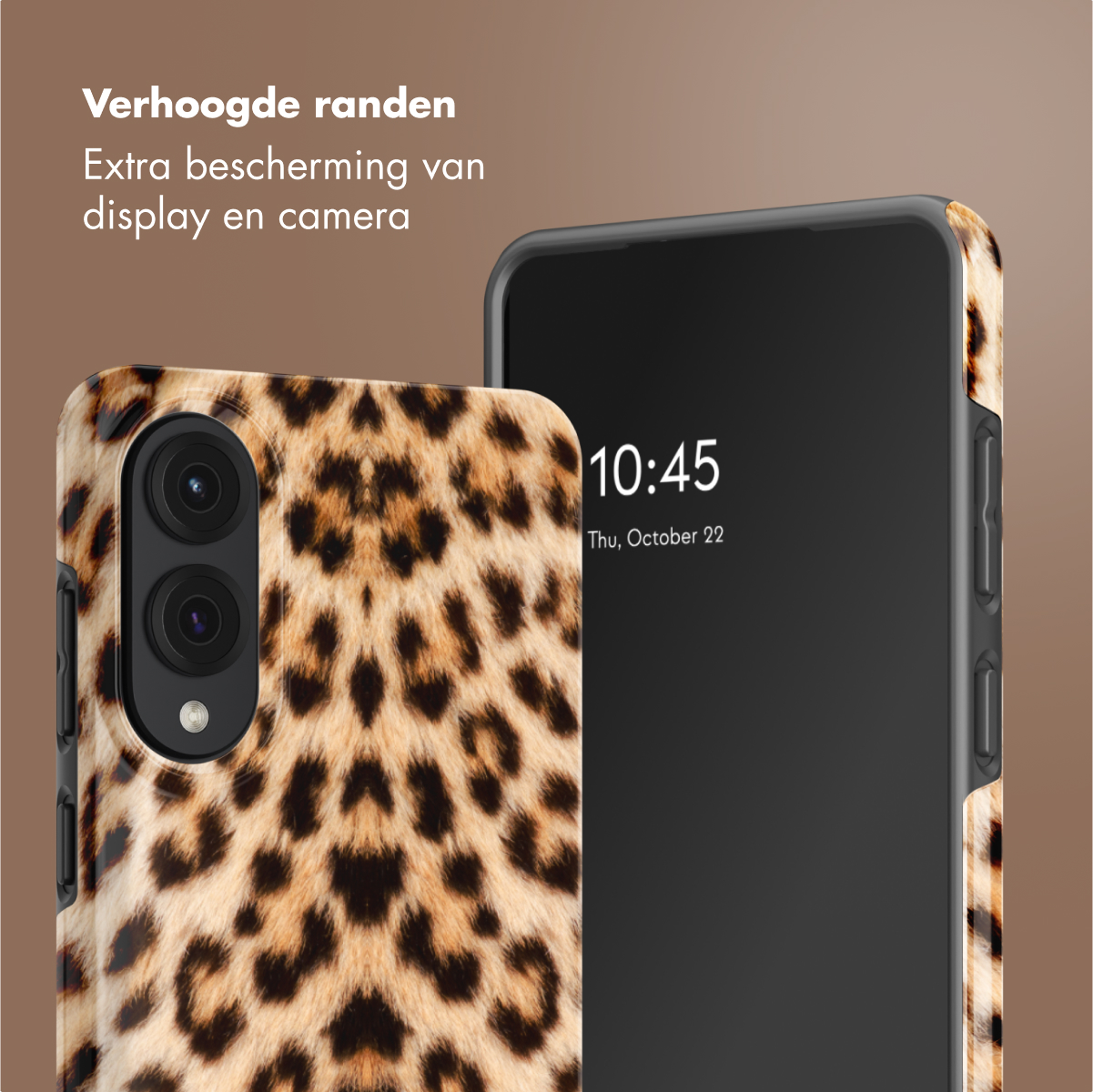 Un étui de téléphone de couleur gris foncé, avec la caméra du téléphone visible. L'étui a des bords surélevés.