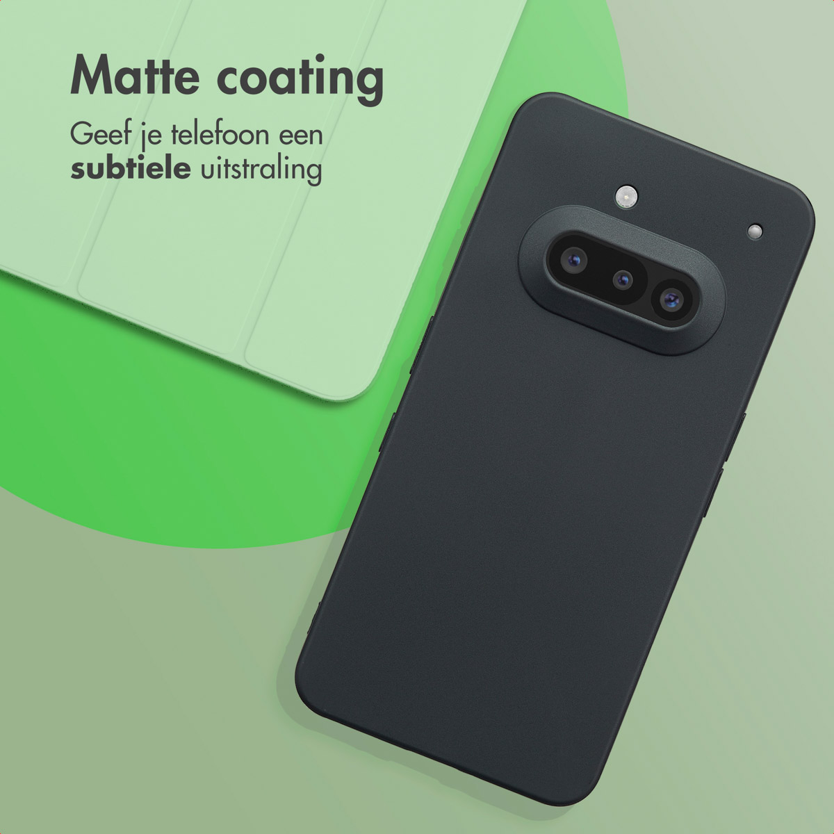 Un étui de téléphone avec un téléphone noir. L'étui est sombre et a un revêtement mat. Fond vert.
