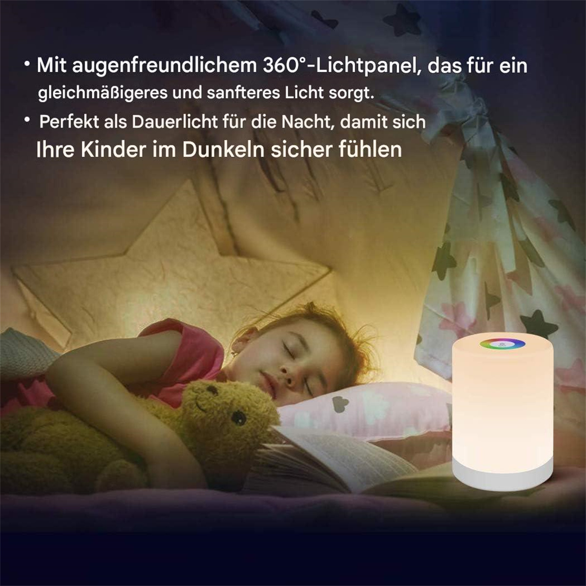 Ein Kind schläft in einem Bett. Eine Lampe steht auf dem Nachttisch. Ein Stofftier ist vorhanden.