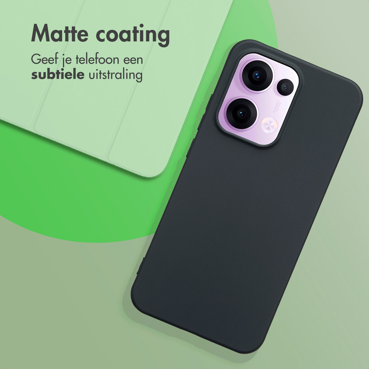 Une coque de téléphone noire est présentée avec un fond vert et une coque de téléphone blanche derrière.