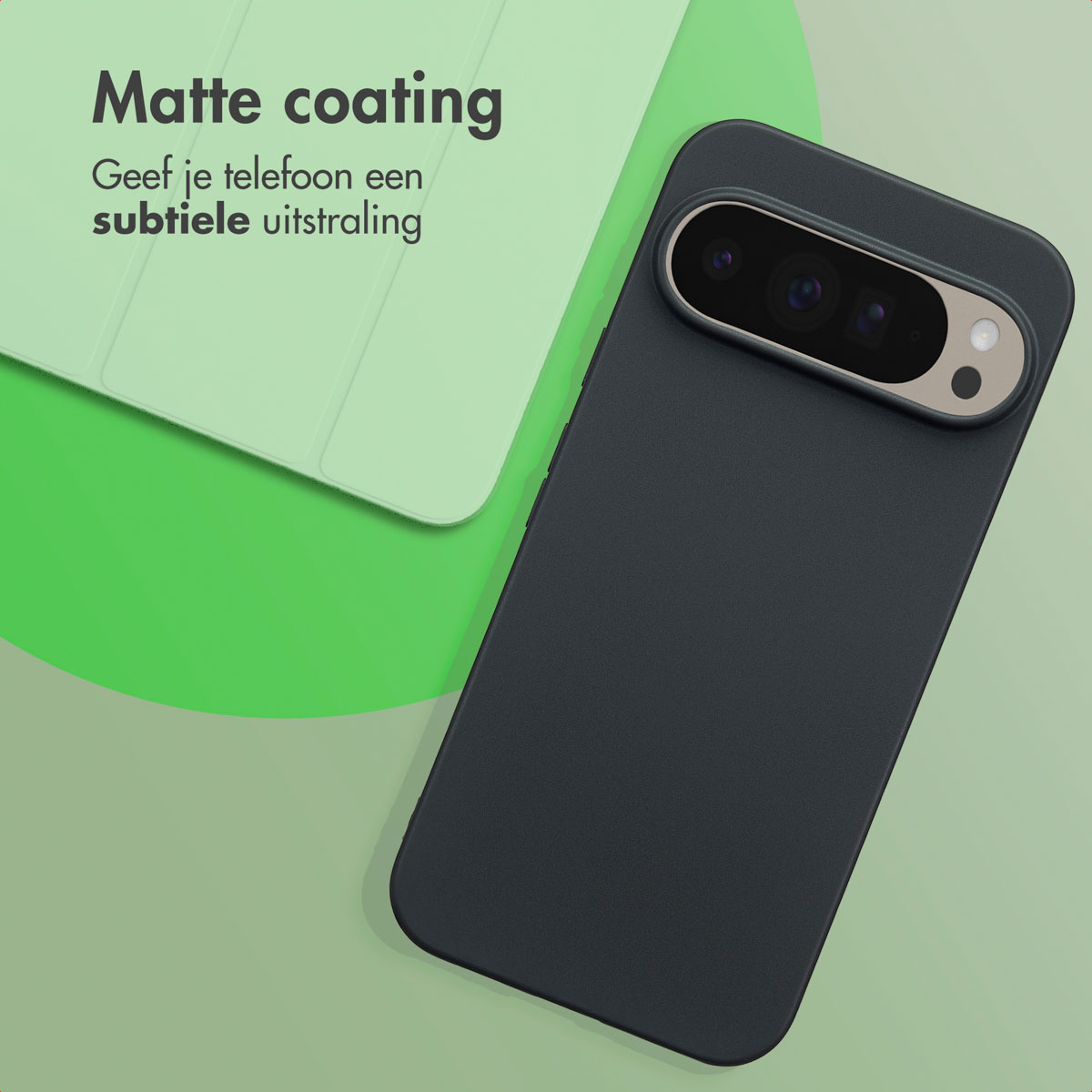 Telefoon en hoesje, hoesje is donkergrijs, een mintgroene hoes op de achtergrond.