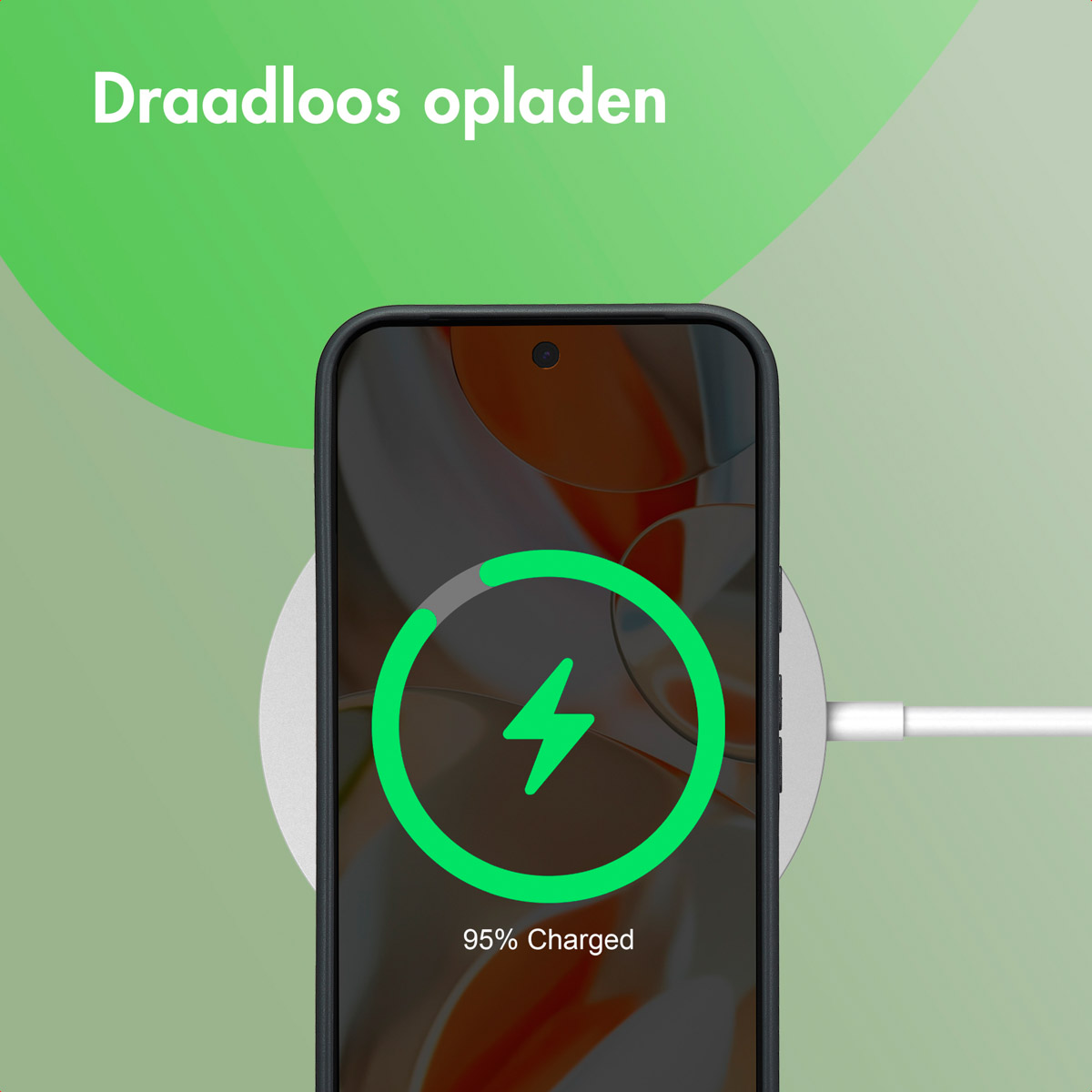 Telefoon draadloos opladen, scherm toont 95% opgeladen met groen oplaadpictogram.