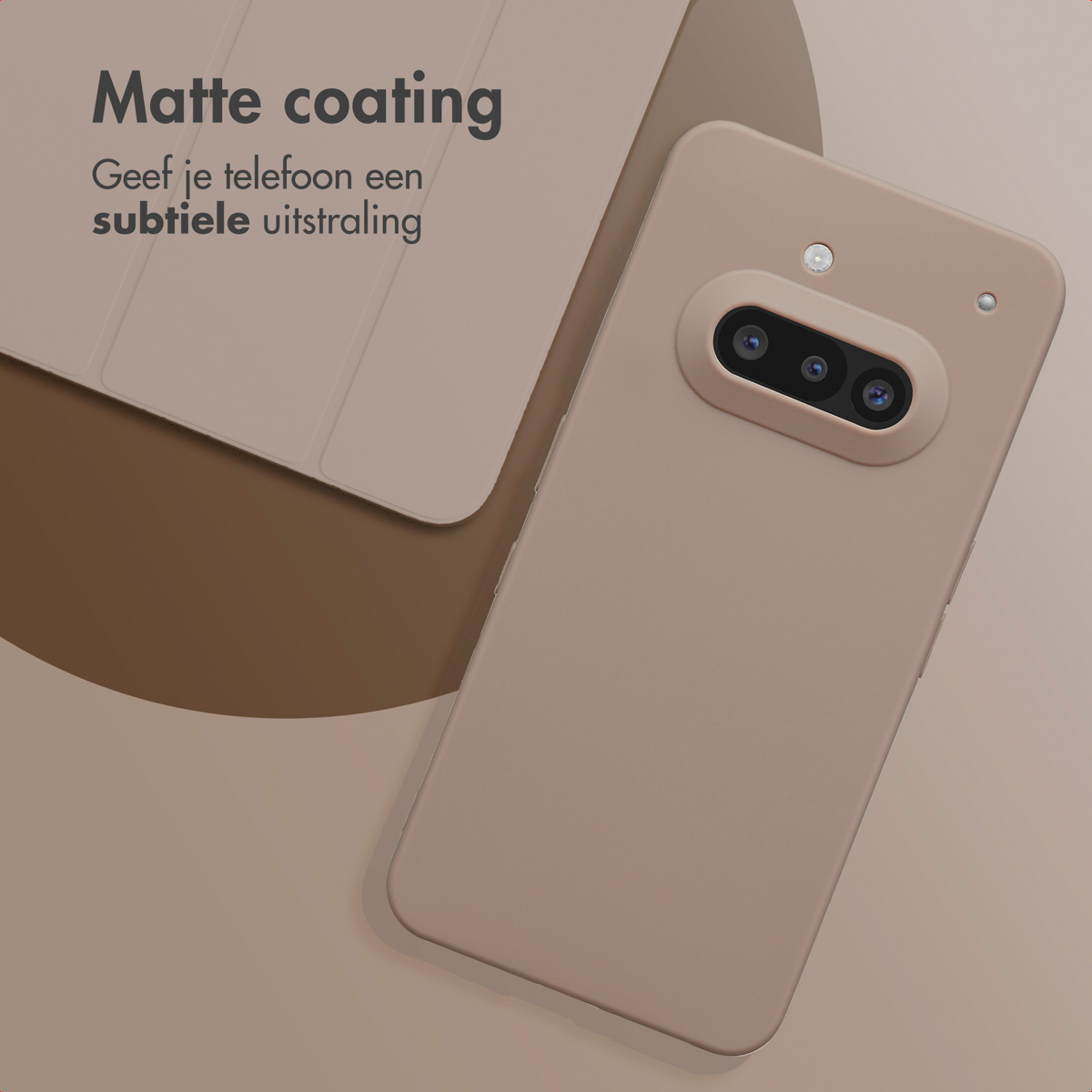 Coque de téléphone beige avec le texte 'Revêtement mat'. Une coque blanche à côté.