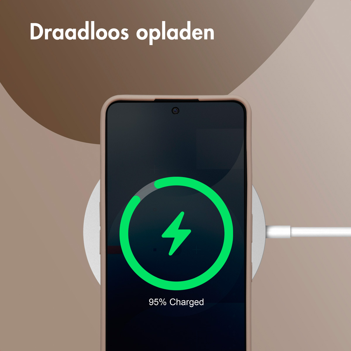 Un téléphone sur un chargeur sans fil. L'écran affiche la charge, indiquant '95% Chargé'.