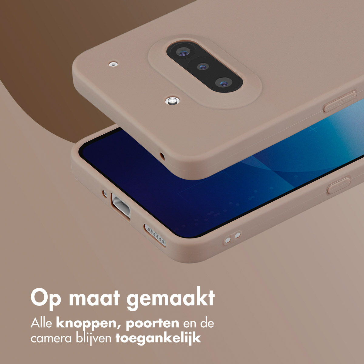 Un étui de téléphone avec un téléphone à l'intérieur. L'étui est beige, montrant des ouvertures pour caméra, boutons et ports.