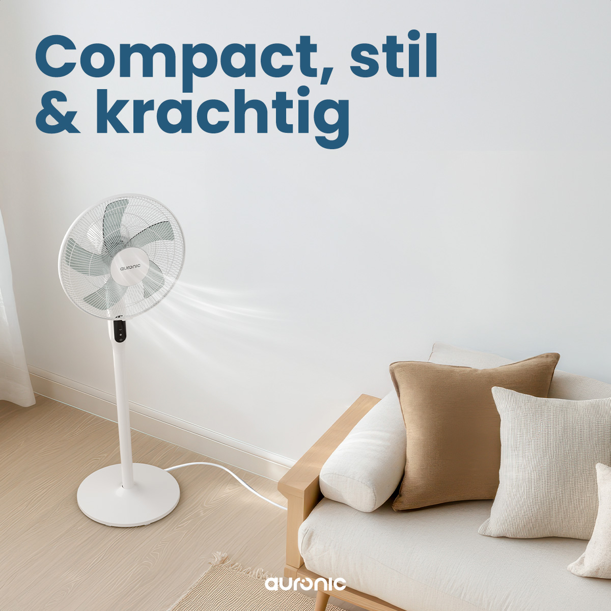 Ventilateur sur pied blanc dans une pièce. Canapé avec coussins. Texte: 'Compact, élégant et puissant'.