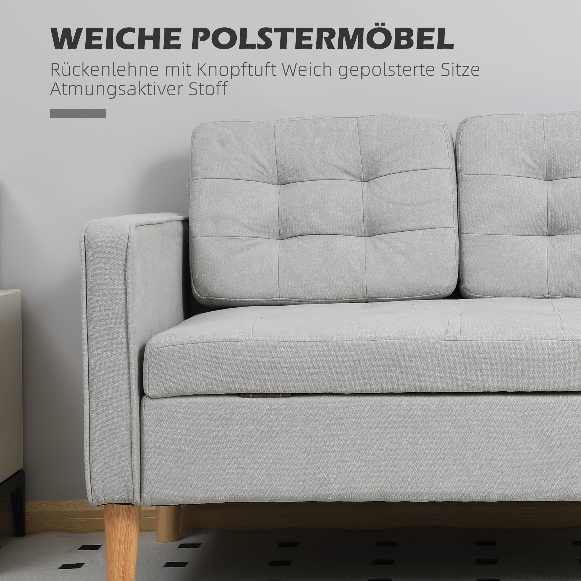 Graues Sofa mit getufteten Rückenlehnen und Holzbeinen. Text: Weiche Polsterung mit atmungsaktivem Stoff.