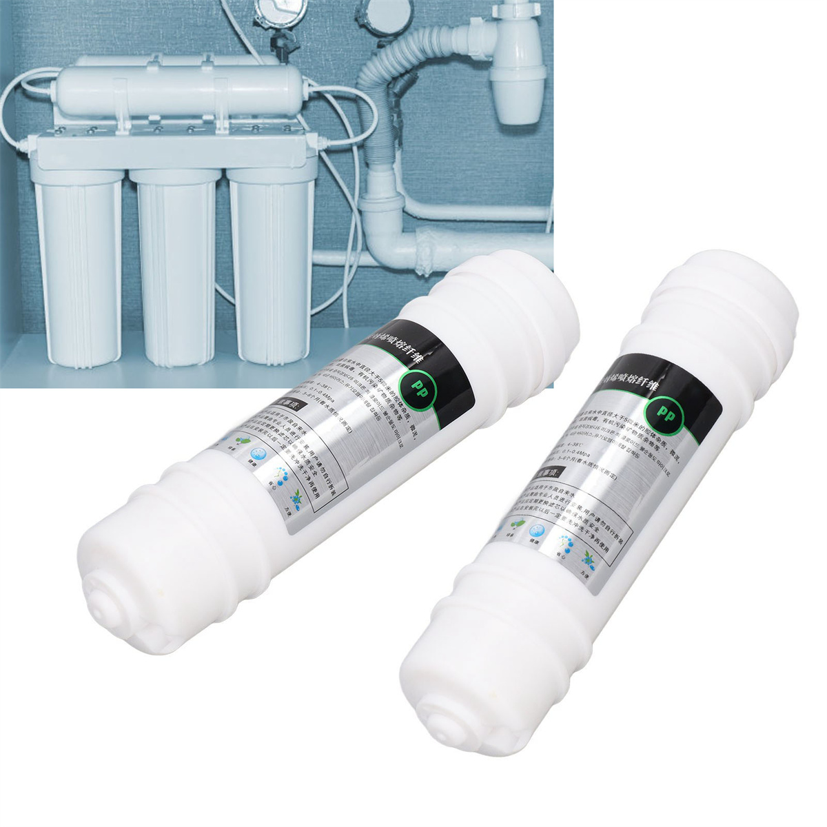 Zwei Wasserfilter in der Nähe eines Wasserfiltersystems und Rohren.