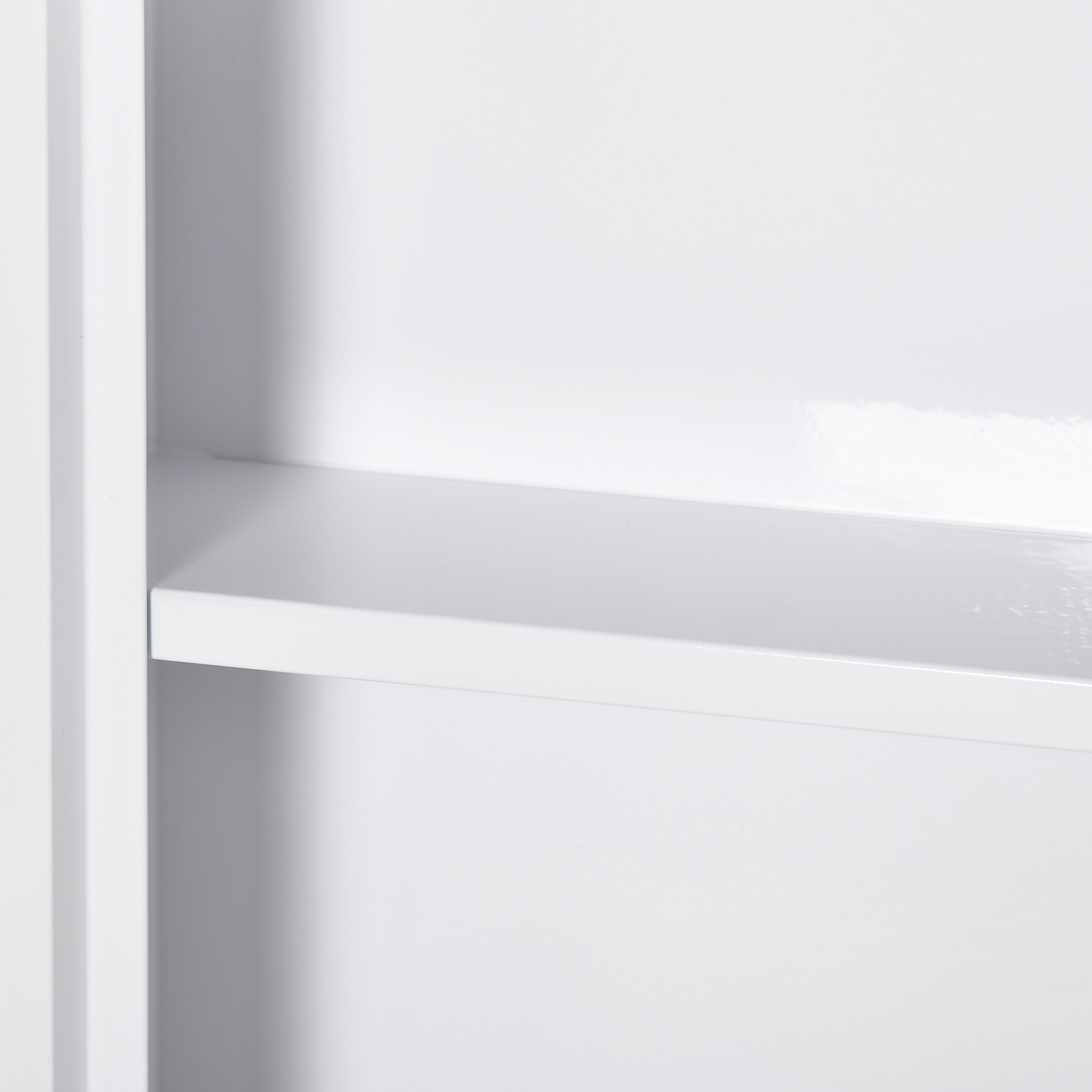 Weißes Regal in einem weißen Schrank.