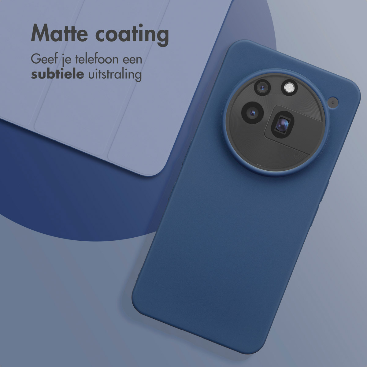 Blauwe telefoonhoes met camera en tekst. Hoes op blauwe achtergrond.