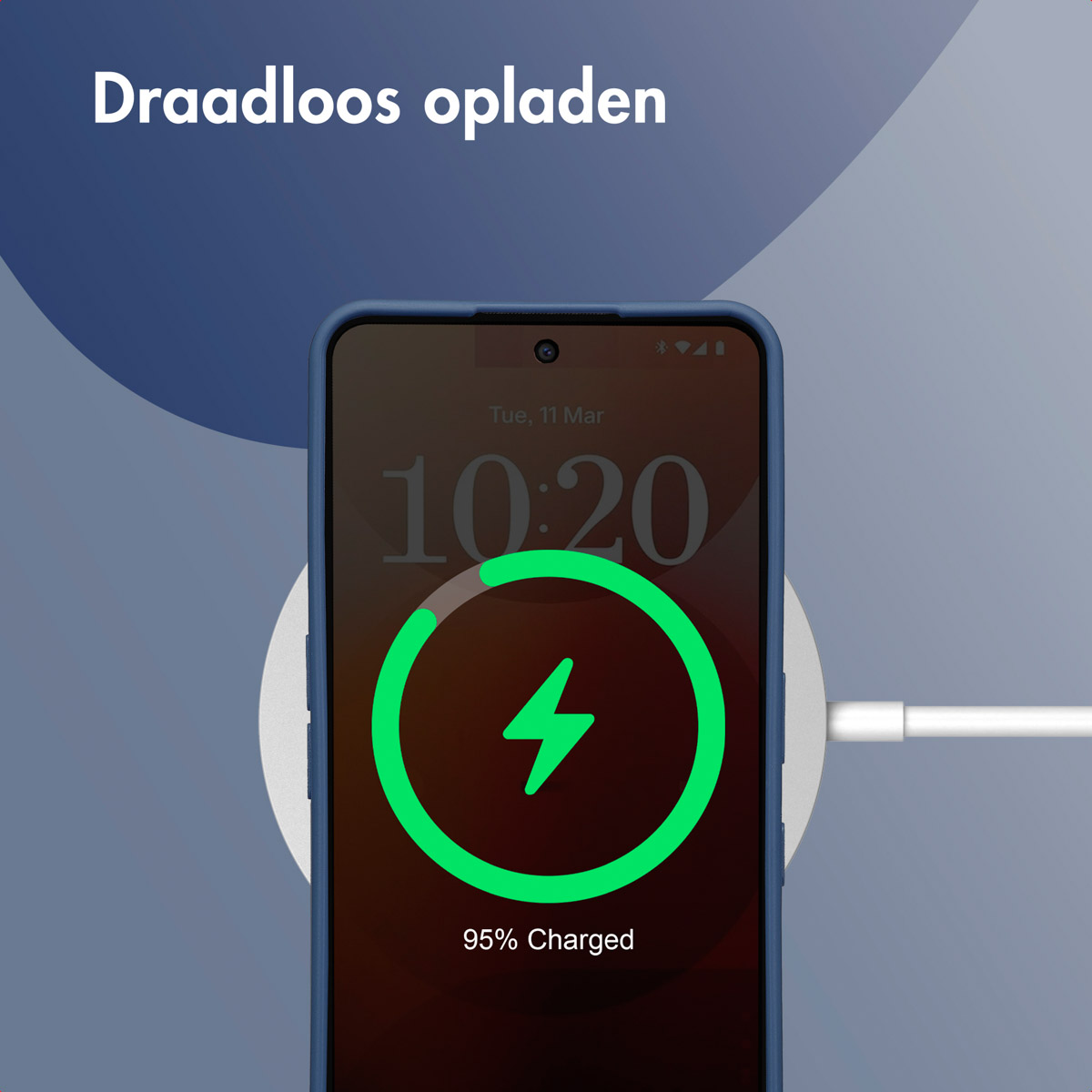 Telefoon draadloos opladen op een oplaadpad. Het scherm toont tijd en batterijpercentage.