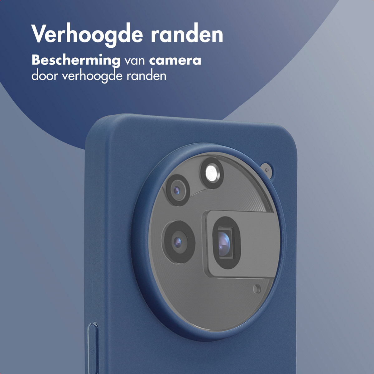 Close-up van een blauwe telefoonhoes met een opvallende cameramodule. De achtergrond is blauw.