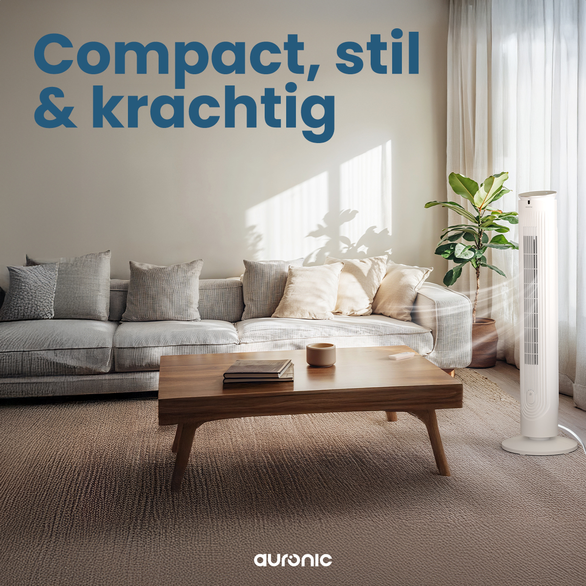Innenaufnahme eines Wohnzimmers mit einem weißen Turmventilator in der Nähe eines Sofas und eines Holztisches.