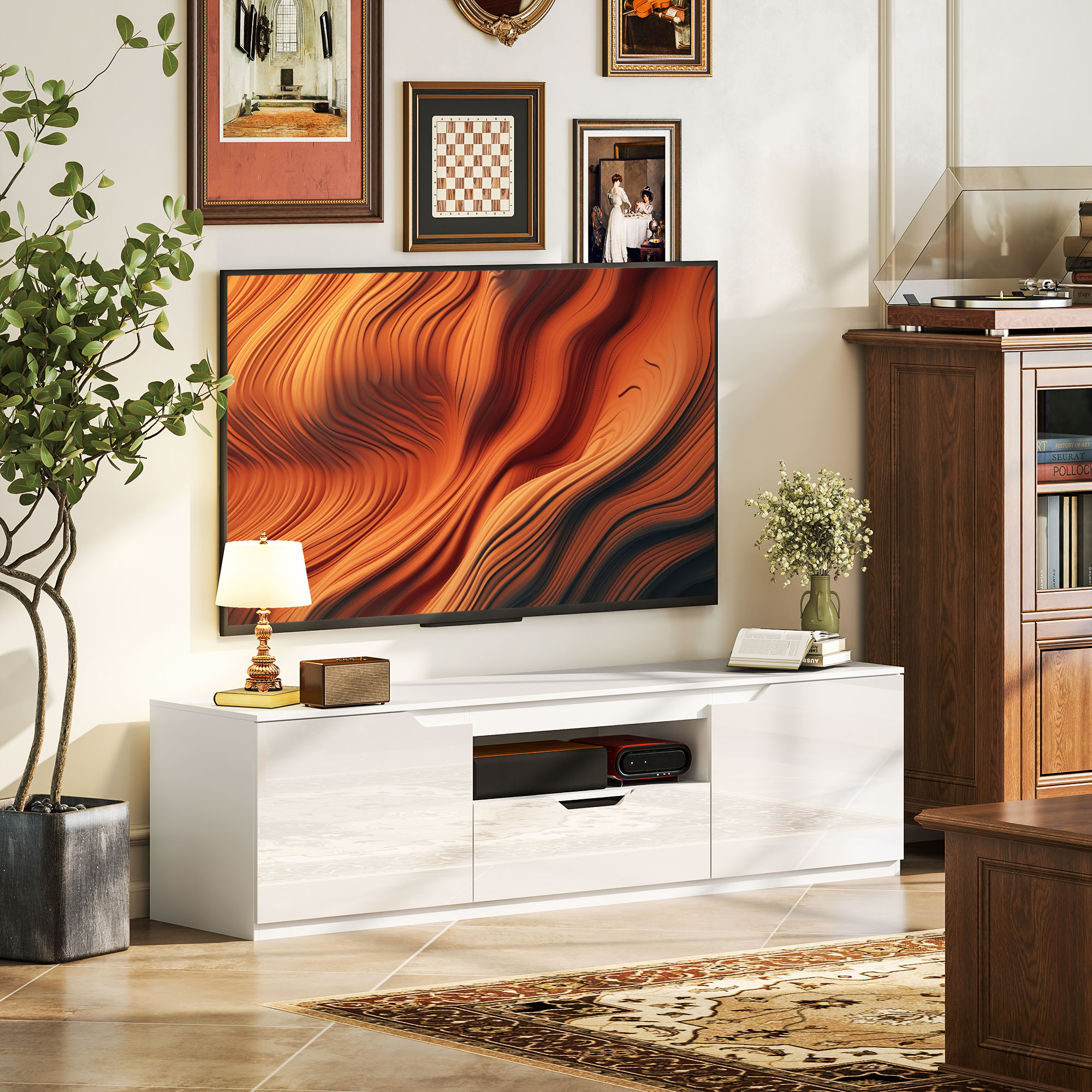 Wohnzimmer mit weißem Fernsehständer, großem Fernseher und Dekoration. Teppich und gerahmte Bilder.