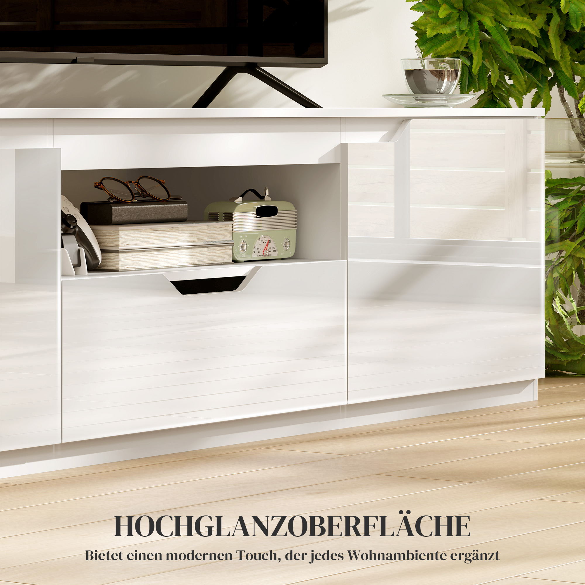 Nahaufnahme eines weißen Schranks mit Hochglanz-Finish. Oben steht ein Fernseher und dekorative Gegenstände.