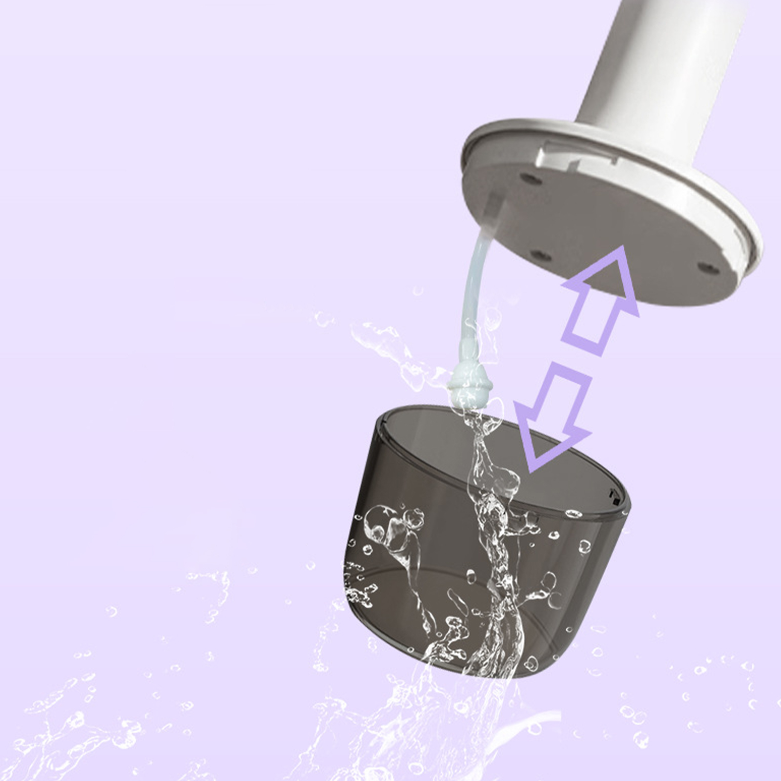 Nahaufnahme des Entleerens des Wassertanks eines Ventilators. Das Wasser fließt heraus, dargestellt mit Pfeilen.