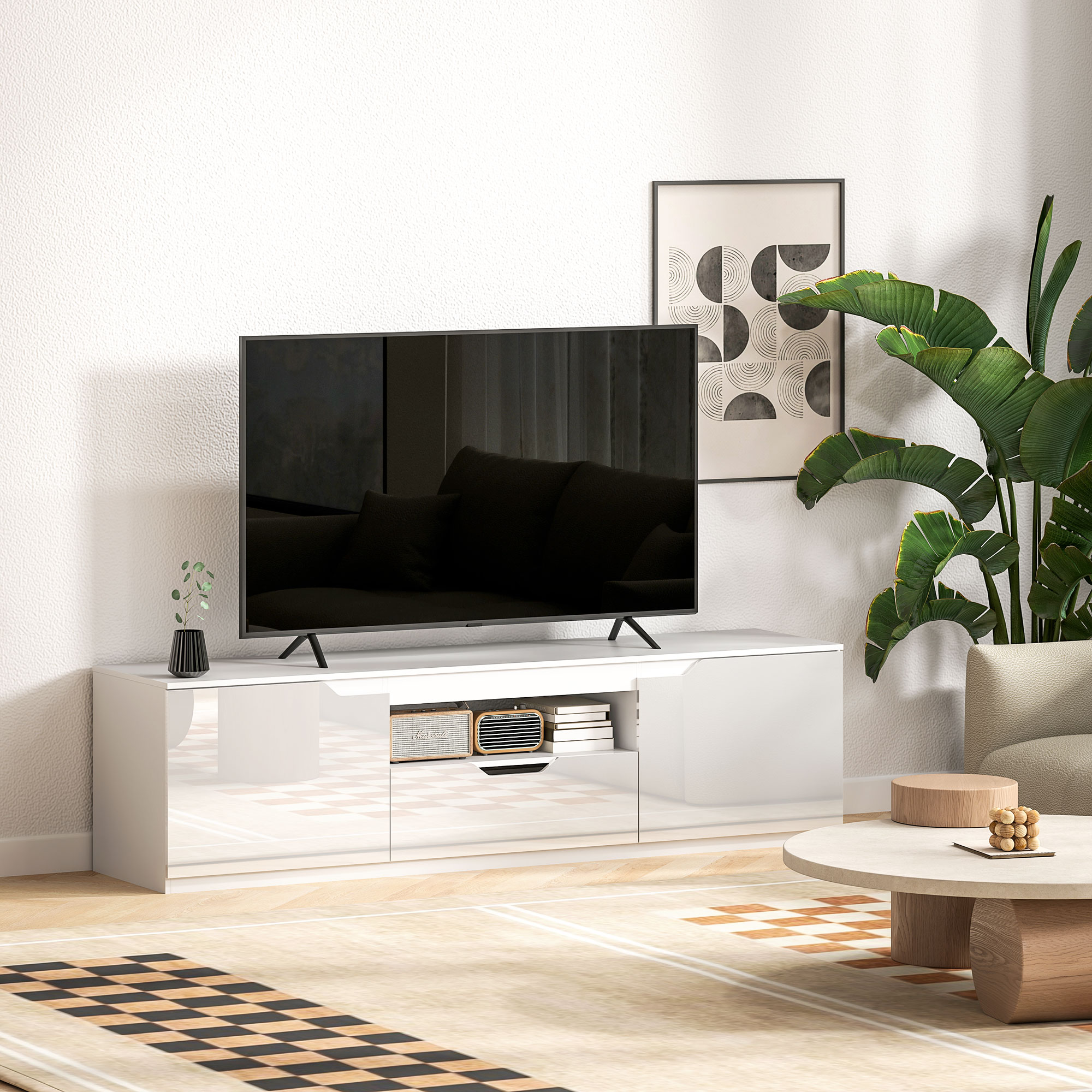 Weißer TV-Ständer mit Fernseher. Couch, grüne Pflanze und runder Tisch. Neutraler Teppich, weiße Wand.