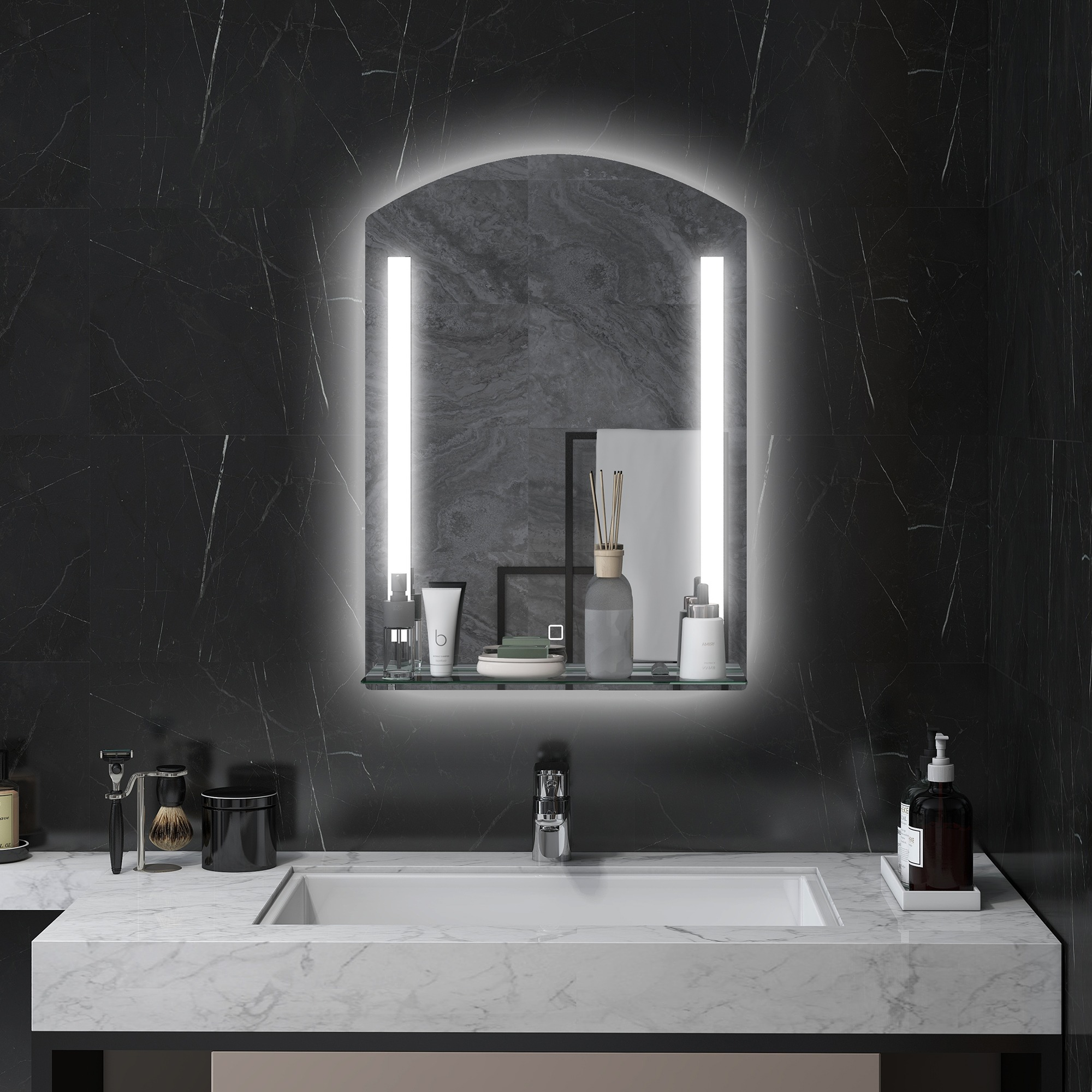Badezimmerspiegel mit LED-Leuchten und Ablage. Waschbecken mit Toilettenartikeln. Schwarze Marmorwand.
