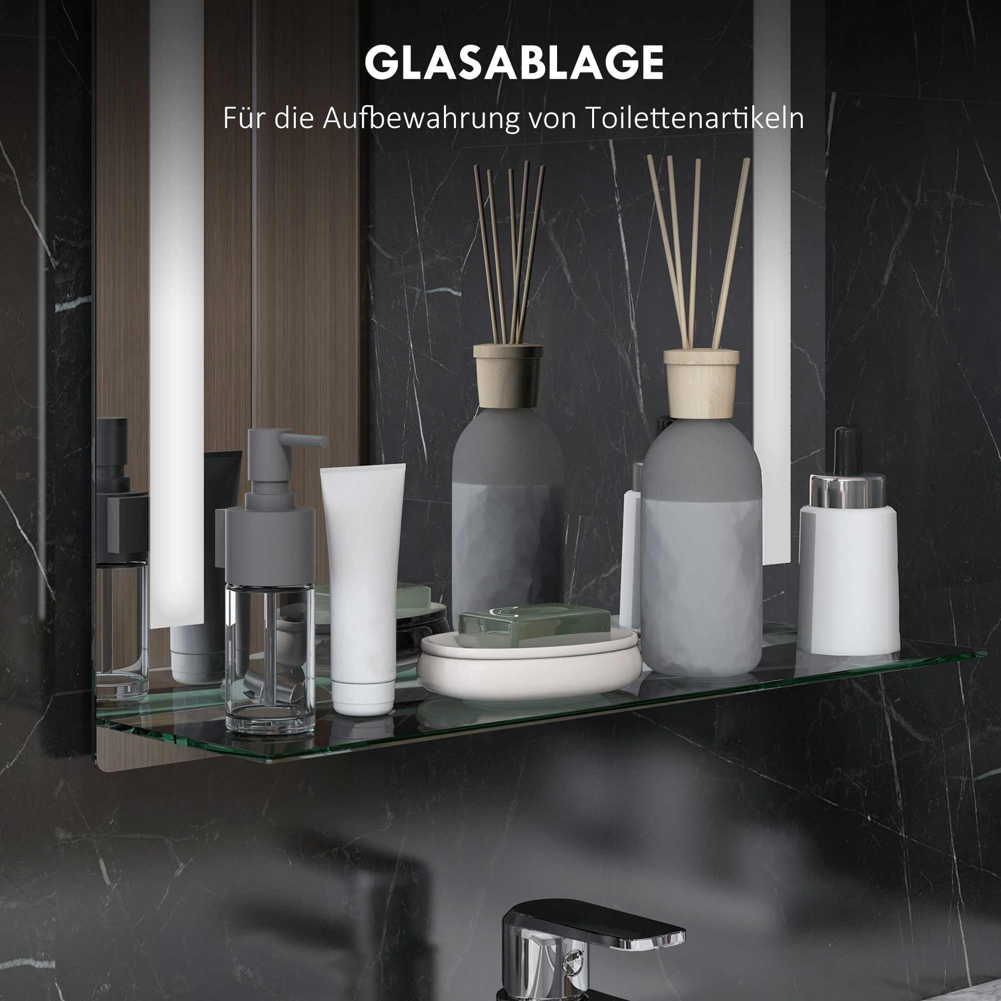 Badezimmerregal mit Toilettenartikeln und Dekoration. Schwarzer Marmorhintergrund.