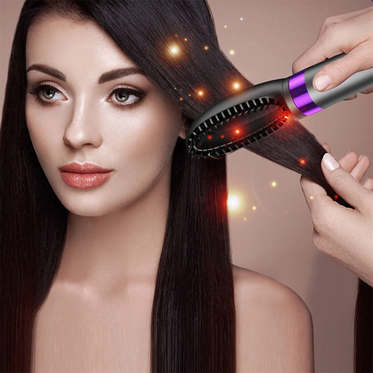 Das Haar einer Frau wird mit einer Haarglättungsbürste gestylt. Lichter und Hände im Bild.